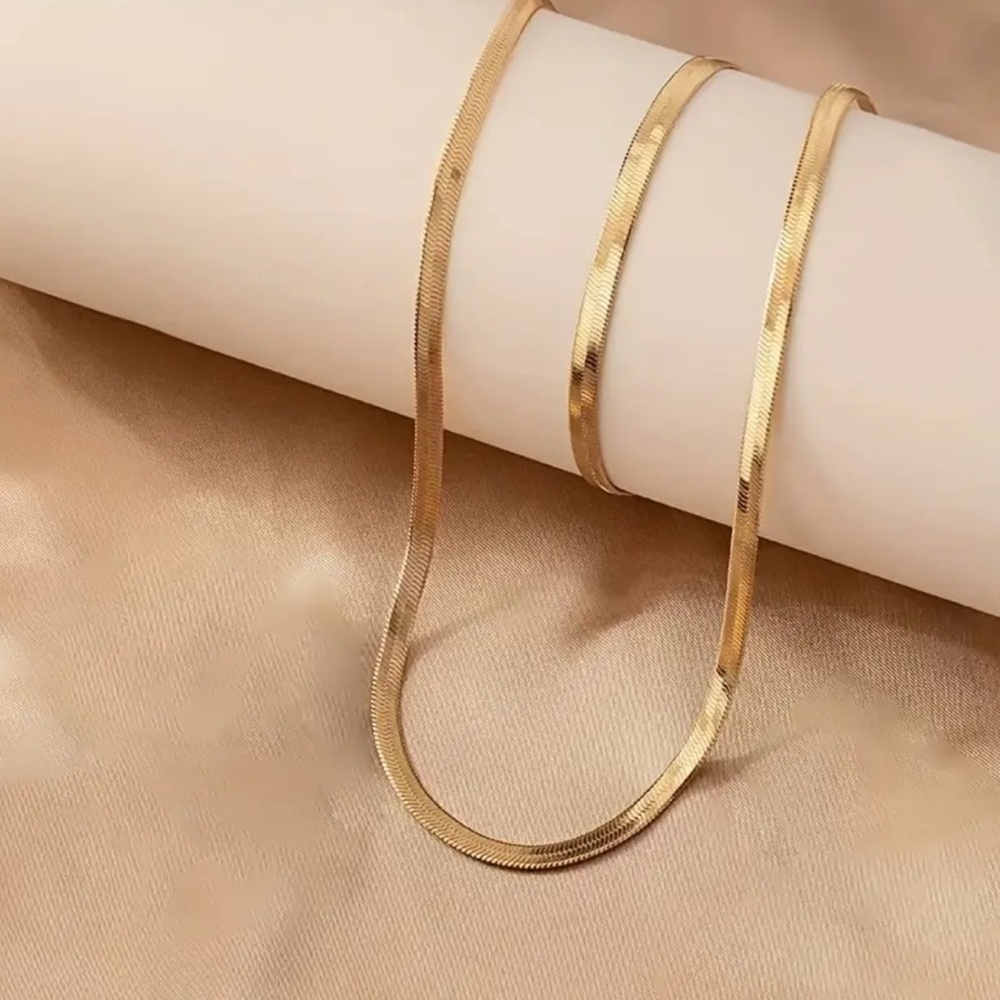 Elegant Gold Necklace and Bracelet Set. New. - Picture 4 of 5